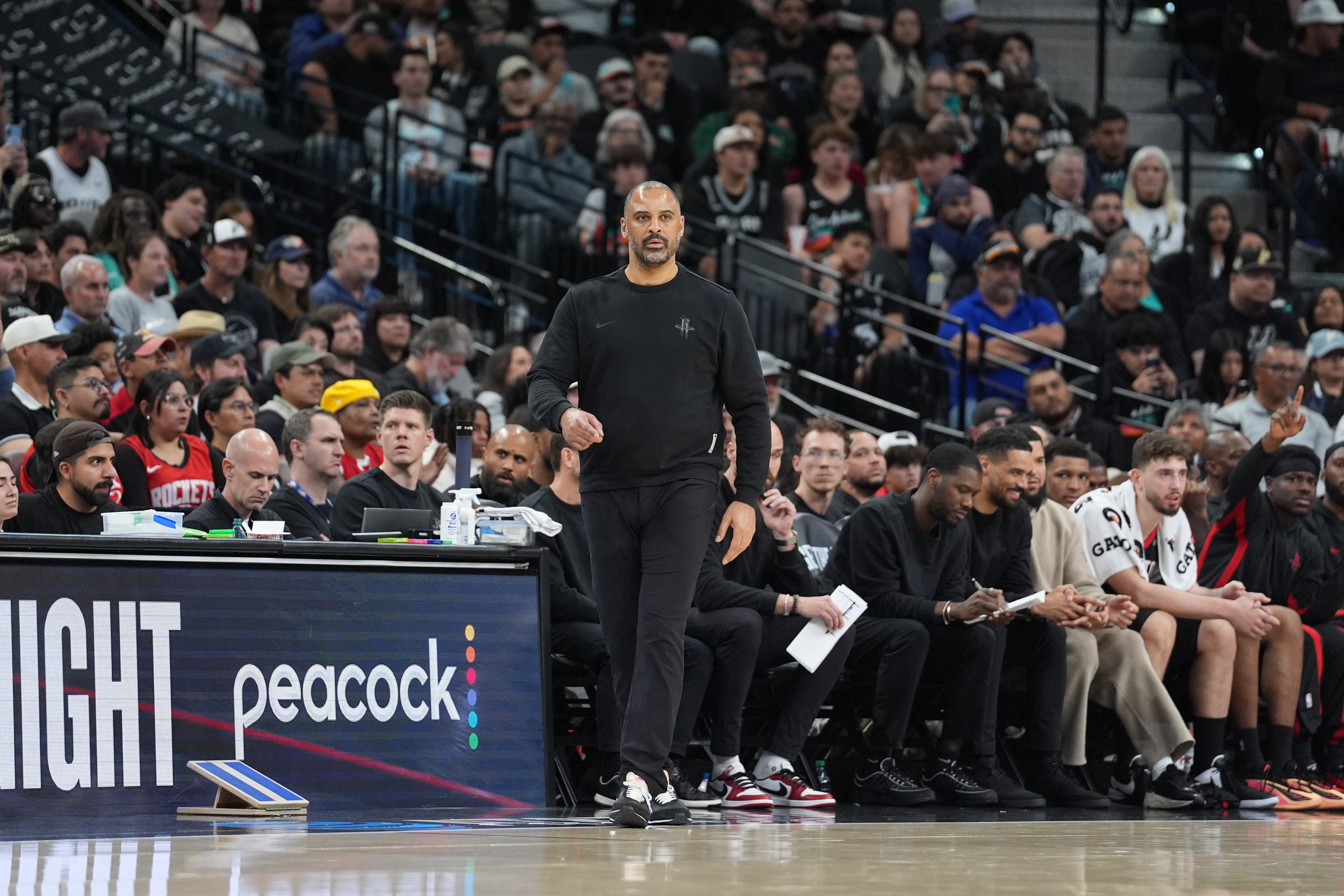 乐鱼体育APP-解说:火箭外线没有三分威胁牵制 空间问题又一次导致失利